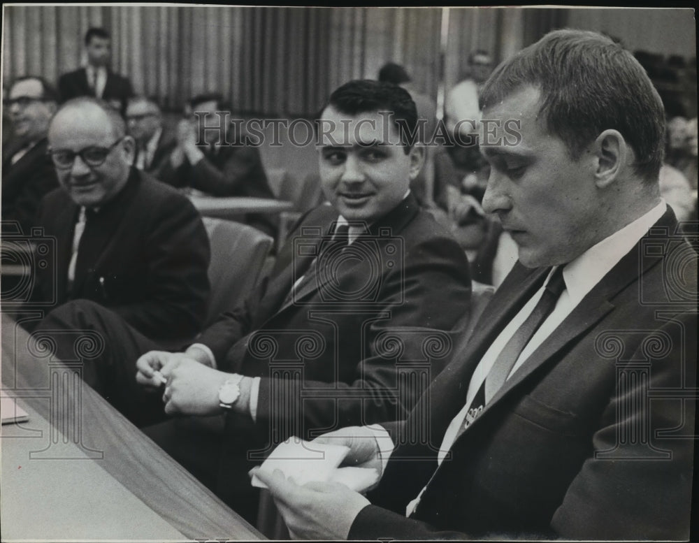 1968 Press Photo Robert D. Kramer leafed through notes in West Bend hearing.-Historic Images