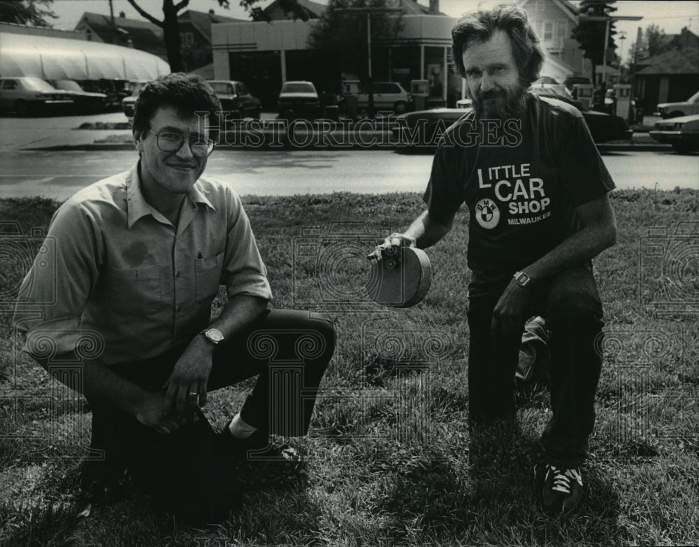 1986 Press Photo Bob Dickey, Bob Kranker Fix Broken Sewer At Kranker&#39;s Shop-Historic Images