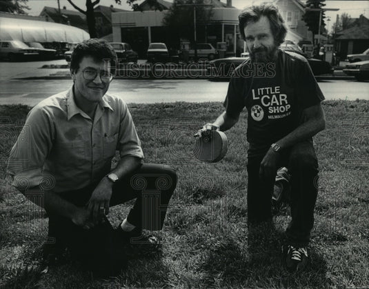 1986 Press Photo Bob Dickey, Bob Kranker Fix Broken Sewer At Kranker's Shop-Historic Images