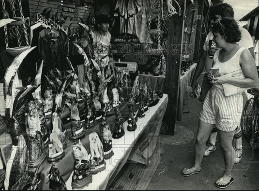 1989 Press Photo Couple at Wisconsin State Fair looks at Taiwanese carved horns-Historic Images