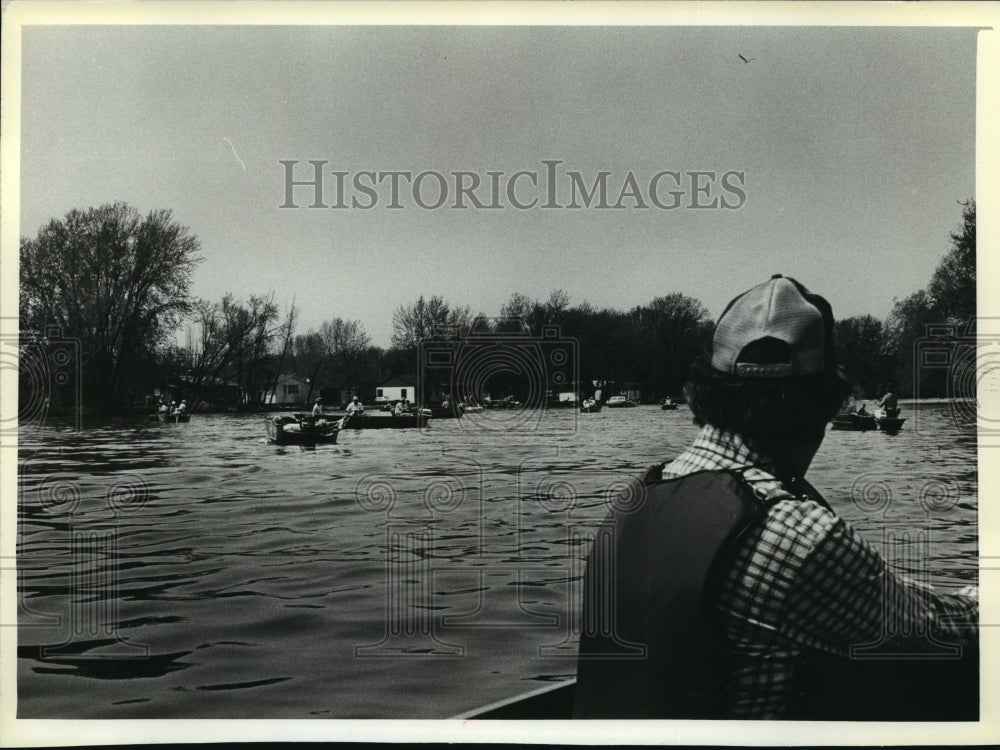 1982 Press Photo A Fisherman at the White Bass Run on The Wolf River - mja37865-Historic Images
