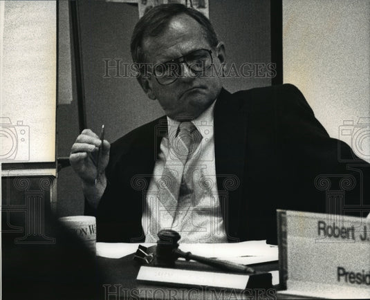 1992 Press Photo Ron Wojack superintendent attends a recent School Board meeting-Historic Images