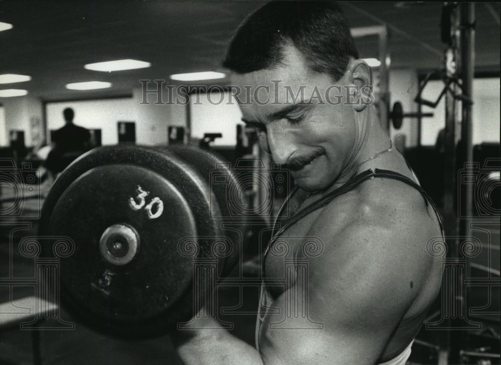 1993 Press Photo TJ Woltersdorf working on biceps at the North Athletic Club-Historic Images