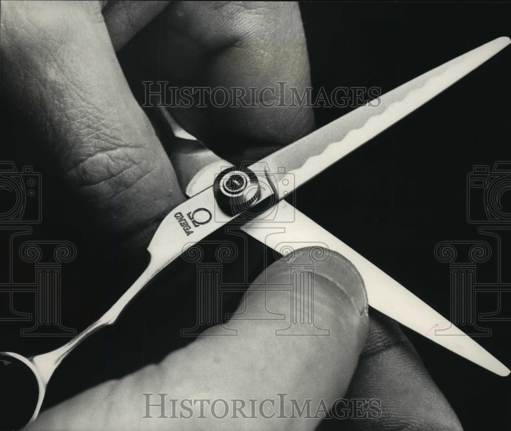 1987 Press Photo Worker works on pair of shears checked for sharpness-Historic Images