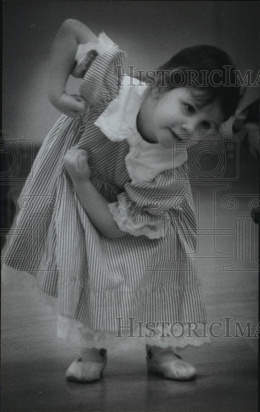 1995 Press Photo At the YWCA, Samantha Anderson as she does a chicken dance.-Historic Images