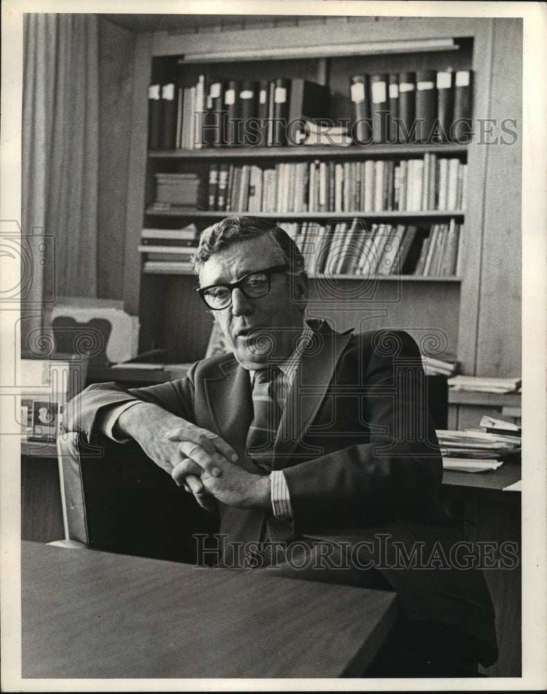 1974 Press Photo Leonard Woodcock in his Solidarity House office. - mja37976-Historic Images