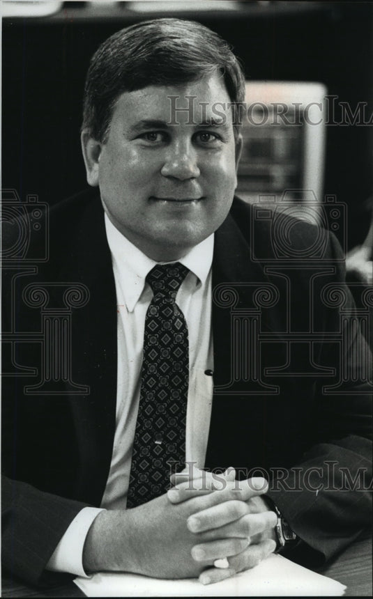 1990 Press Photo Bob Kufrin an Oak Creek Administrator prepared report on plan.-Historic Images