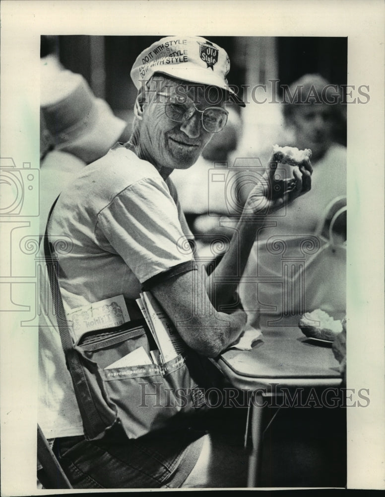 1985 Press Photo Senior Enjoying a Cream Puff at the Wisconsin State Fair-Historic Images