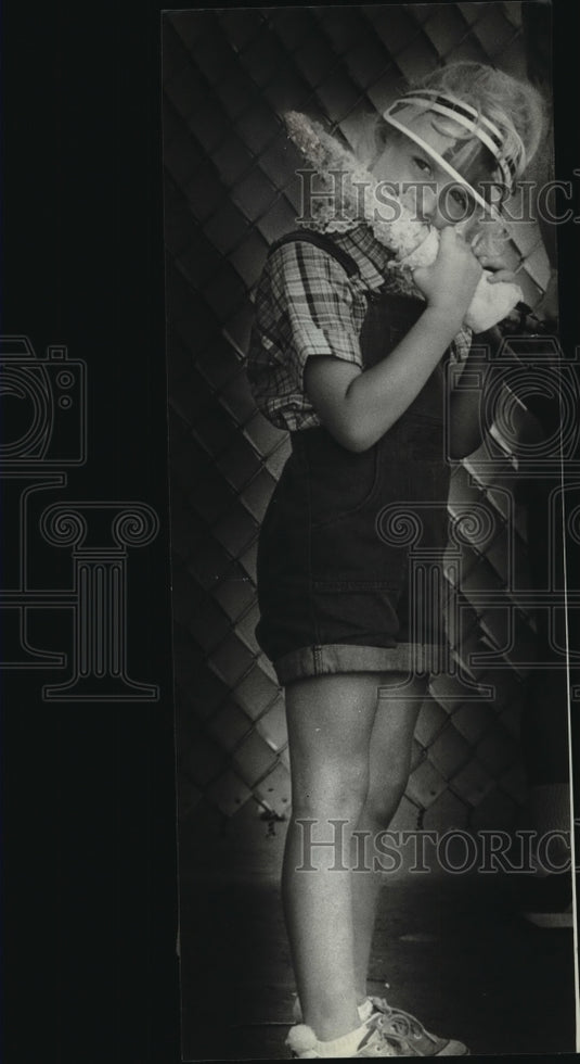 1981 Press Photo Girl Eating Corn at the Wisconsin State Fair - mja38046-Historic Images
