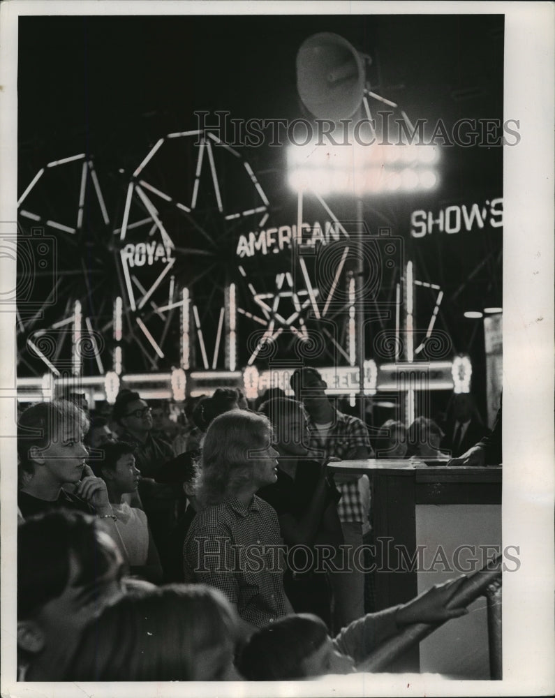 1981 Press Photo Faces in Crowd Listening to Announcer For Tent Show Wisconsin-Historic Images