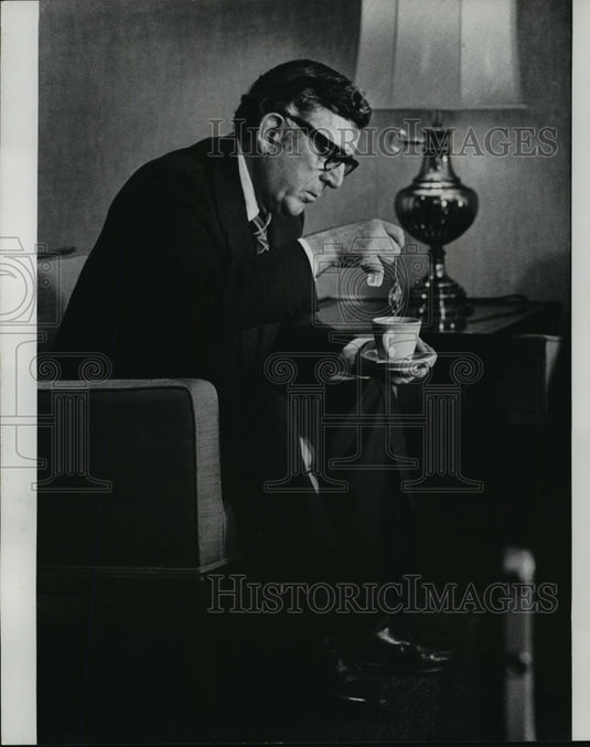 1976 Press Photo President Of United Auto Workers Leonard Woodcock Dips Tea Bag - Historic Images