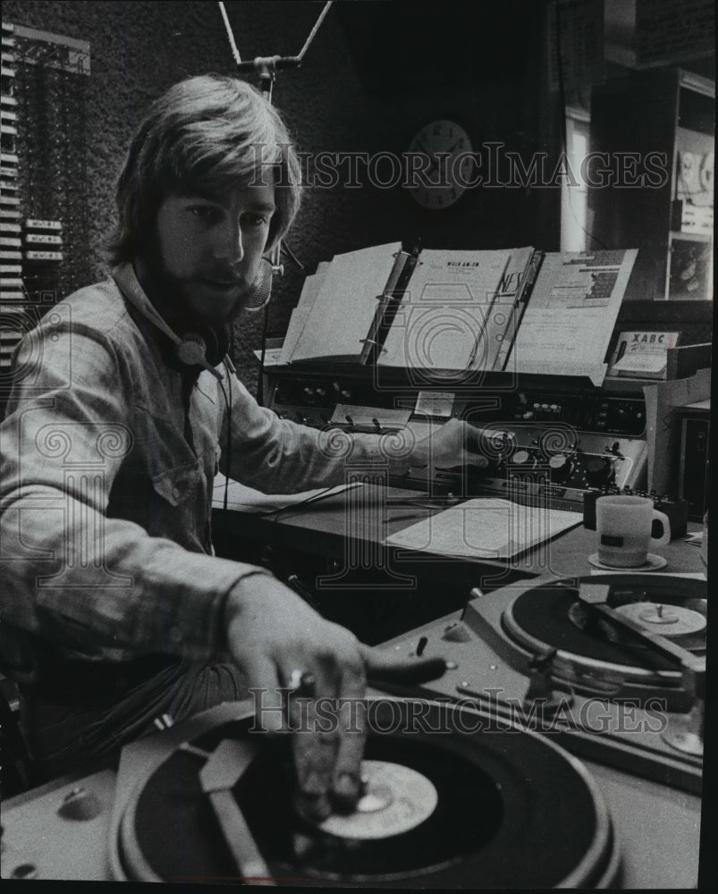 1977 Press Photo Rick Bluedorn Chief Engineer and Disc Jockey At WGLB Radio-Historic Images
