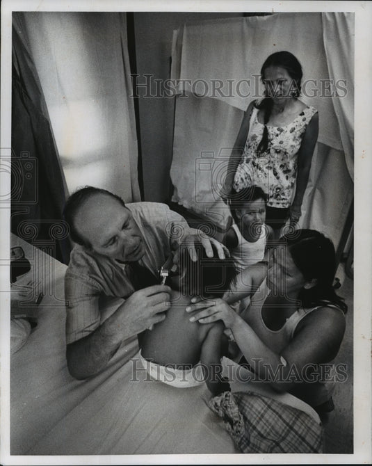 1975 Press Photo Mitchell was upset as he watched Luedke examine his sister.-Historic Images