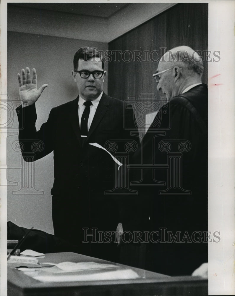 1958 Press Photo Harold Wollenzien Judge Sworn In By George Currie Chief Justice-Historic Images