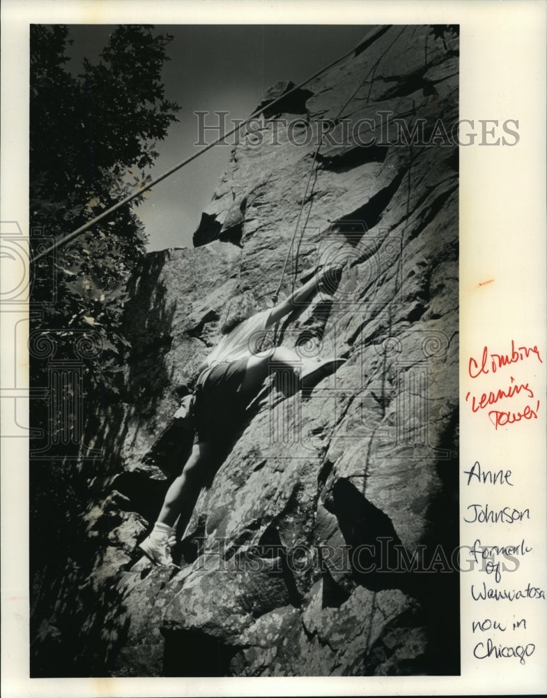 1992 Press Photo Anne Johnson Climbing Leaning Tower Rock in Wisconsin-Historic Images