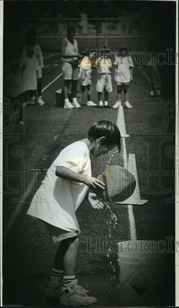 1992 Press Photo Dan Drouilld Water Dunk Competition at YMCA Summer Games- Historic Images