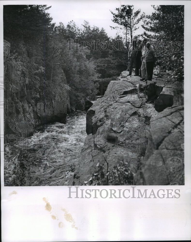 1967 Press Photo Menominee Enterprises Inc. guided Hartzog's party in Wolf River-Historic Images