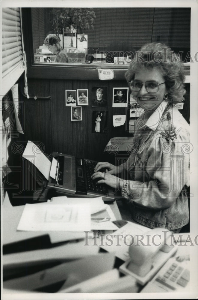 1989 Press Photo Mary Kunasch, The Editor-Publisher of Wautoma&#39;s Newspaper-Historic Images