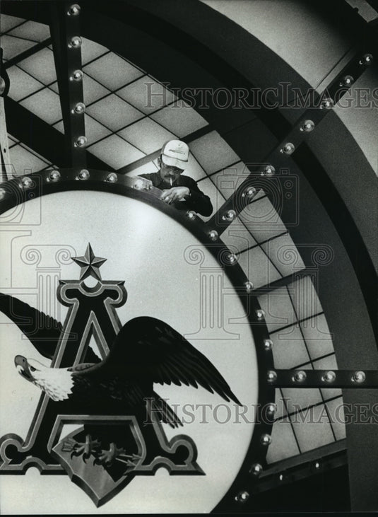 1989 Press Photo Don Stang replaces light bulbs at the Budweiser Pavillion-Historic Images