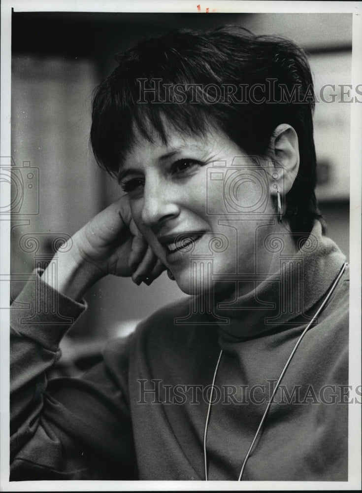 1993 Press Photo Linda Woodard, Milwaukee pediatrician, on Romanian conditions-Historic Images