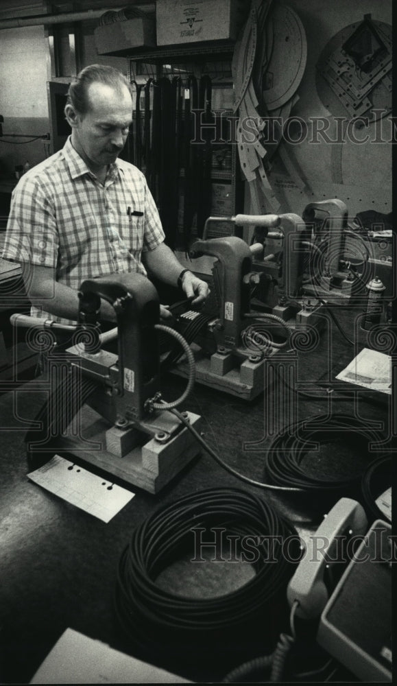 1988 Press Photo Robert Honeck vulcanized cord rings at Kuehn Rubber Corporation-Historic Images