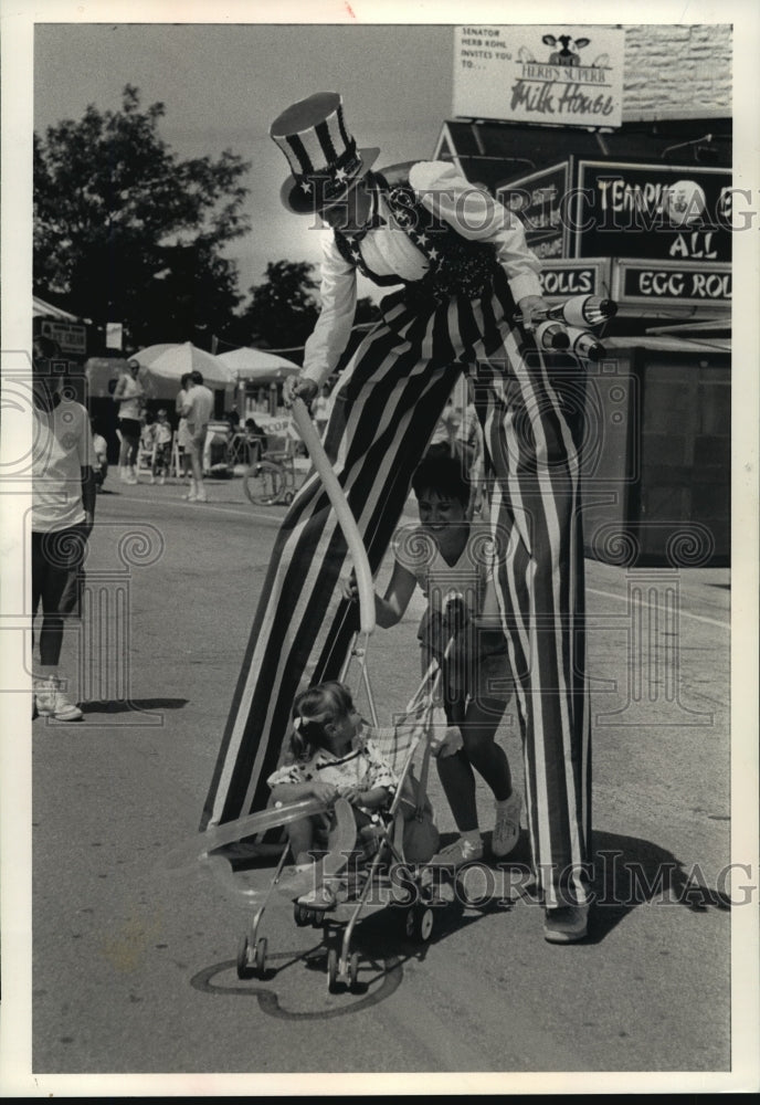 1991 Press Photo Stilt Walker at the Wisconsin State Fair - mja38419-Historic Images