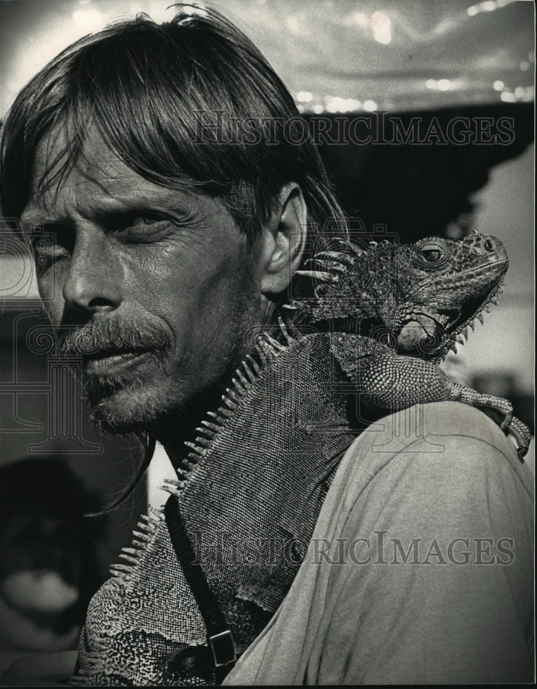 1992 Press Photo Wisconsin State Fair Paul Lang and pet iguana Bob - Historic Images