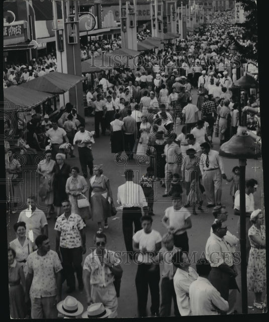 1954 Press Photo Wisconsin State Fair Midway Crowds - Historic Images