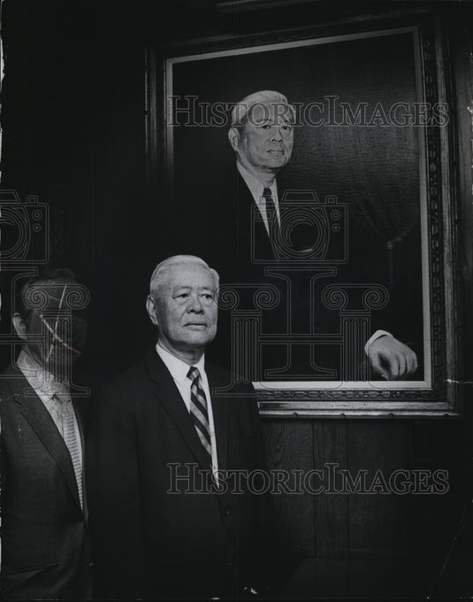 1970 Press Photo Joe Wong with Portrait at La Joy Restaurant - mja38457-Historic Images