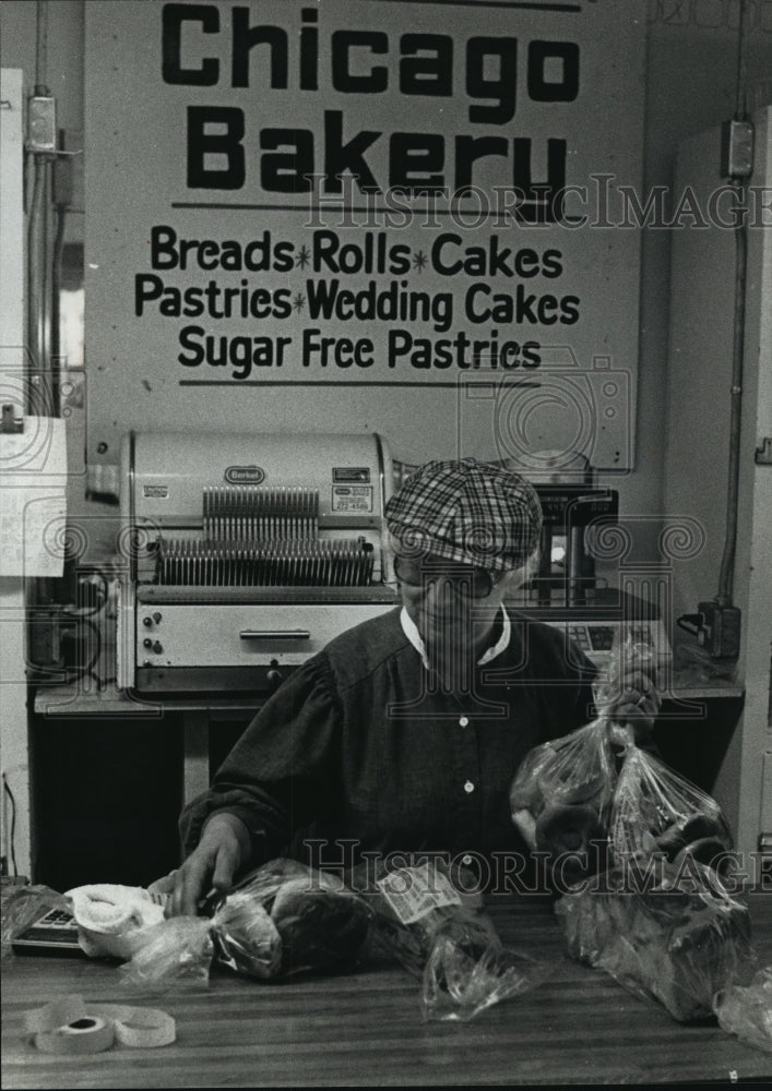 1990 Press Photo Joan Wieloch Chicago Bakery Kramers Kosher Korner - mja38498-Historic Images