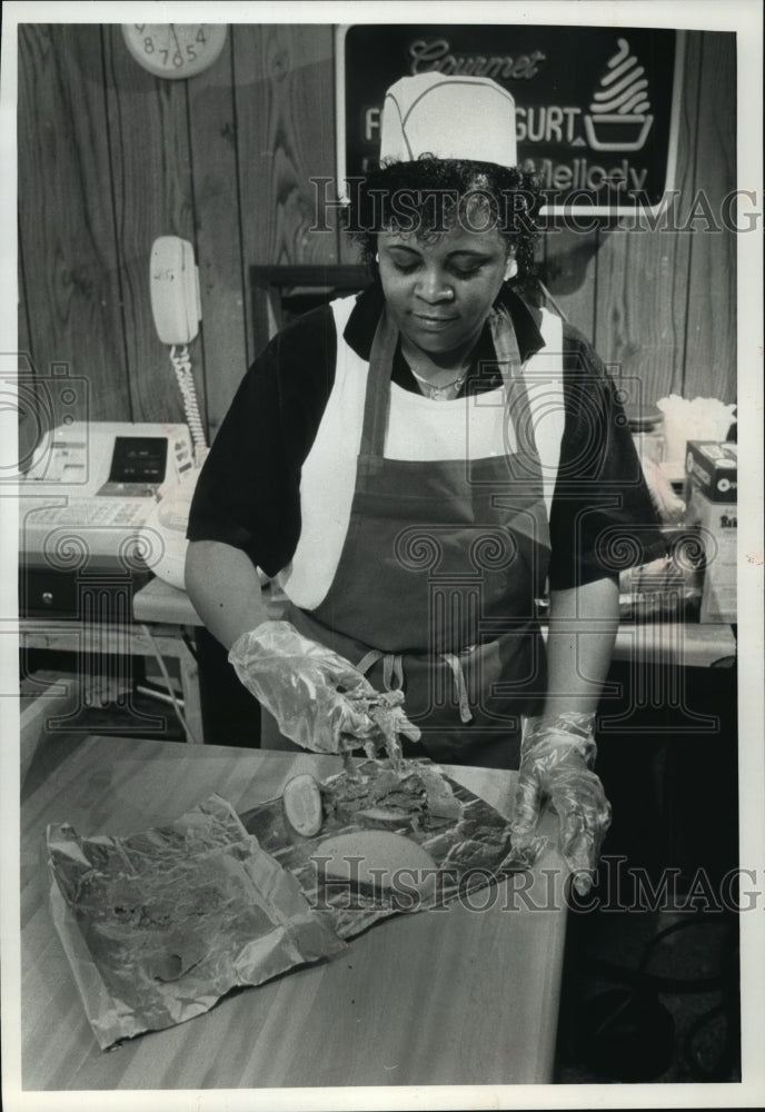 1990 Press Photo Diccie Williams Kramers Kosher Korner Deli Worker - mja38499-Historic Images