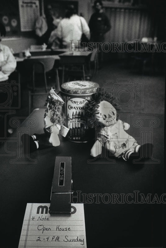 1989 Press Photo A note sat on a teacher's desk at Alverno Elementary School-Historic Images