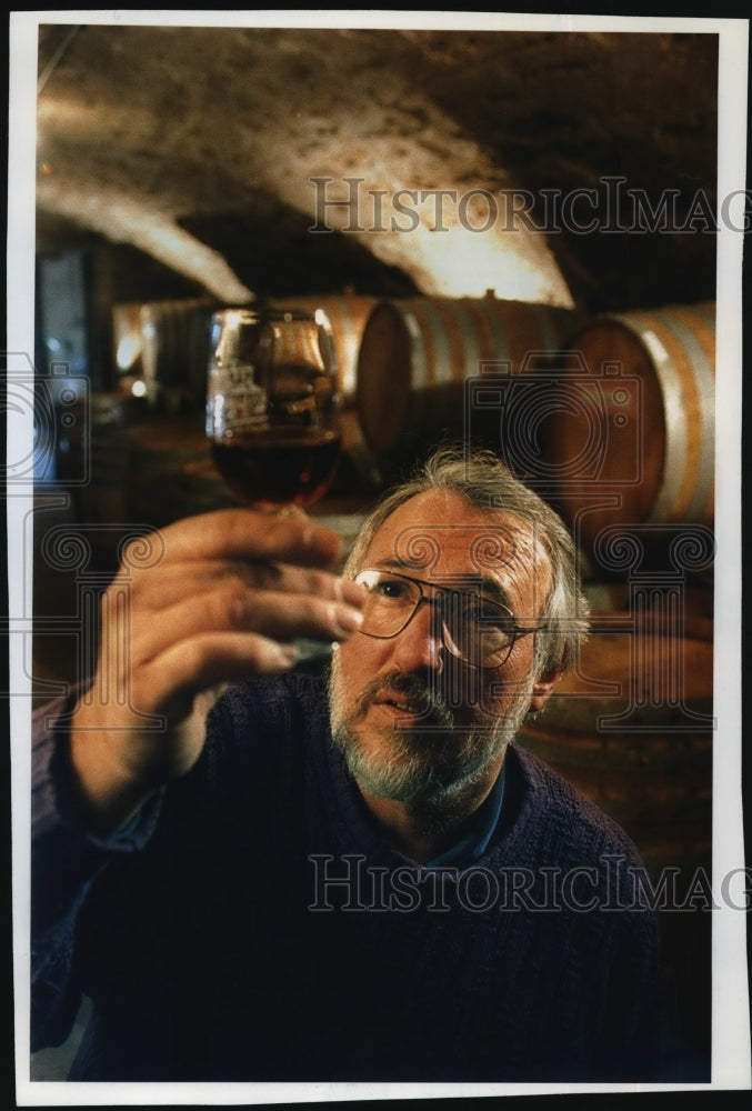 1994 Press Photo Robert Wollersheim of Wollersheim Winery Samples Red Wine - Historic Images