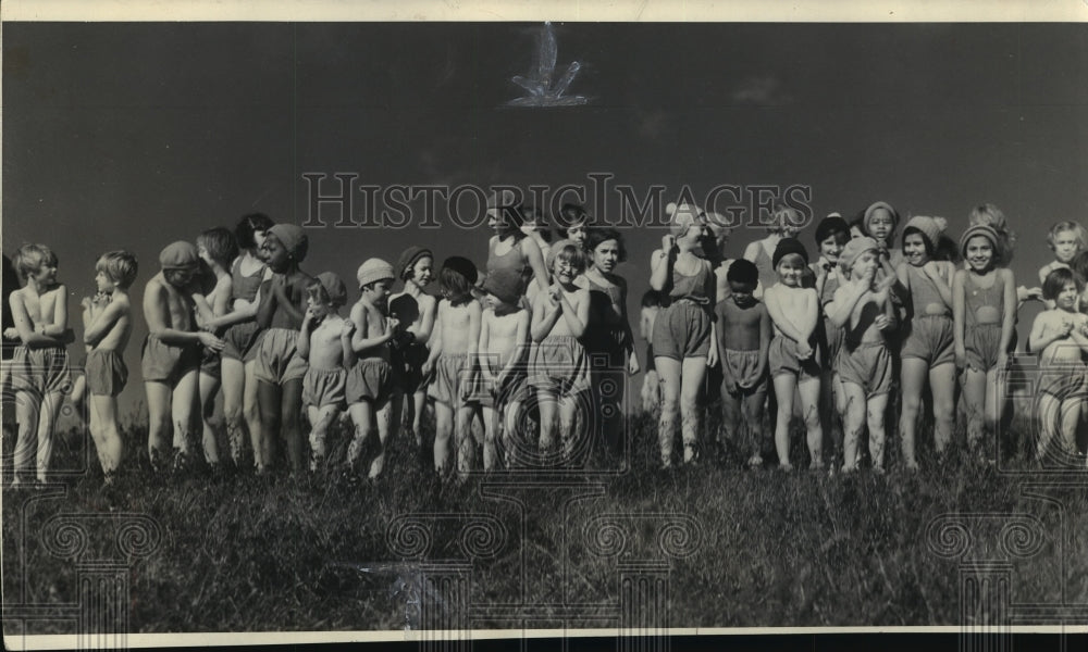 1934 Press Photo Children lined up at Blue Mound preventorium to show health-Historic Images