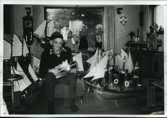 1989 Press Photo Frank Wolfert Makes Model Vessels From Sheboygan Harbor-Historic Images