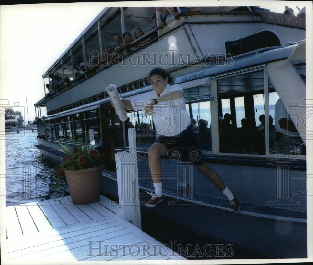 1993 Press Photo Heather Reader Leaps from the Walworth II at Geneva Lake-Historic Images