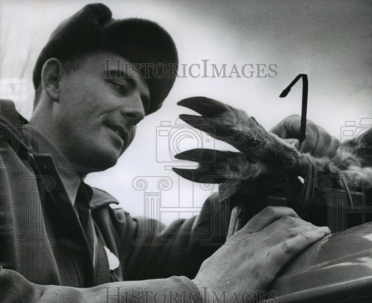 1988 Press Photo Ron Kulisiak The Game Warden of Wisconsin Tags A Deer-Historic Images