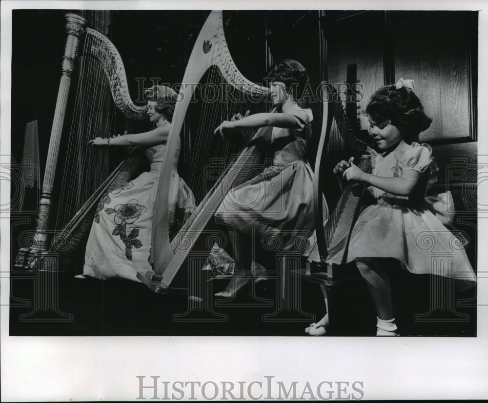 1964 Press Photo Lorrayne Kuban and Daughters Rhonda and Carolyn Play Harps-Historic Images
