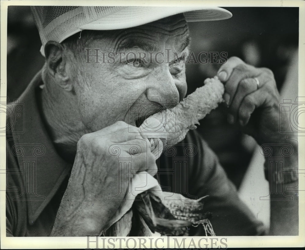 1982 Press Photo Marshall Ewert Bites into Corn at the Wisconsin State Fair-Historic Images