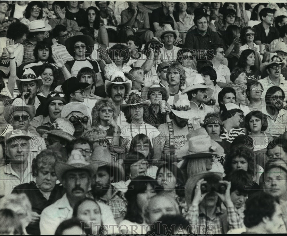1981 Press Photo Fairgoers Adopted a Western Look for the Willie Nelson Concert-Historic Images