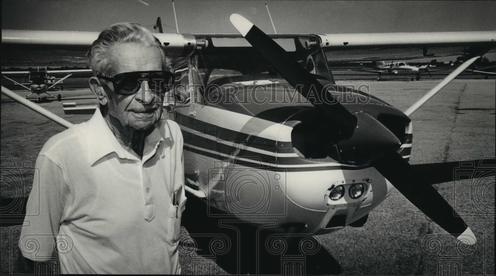 1987 Press Photo Clark Woodstock, 85, regularly flies a Cessna 172. - mja38753 - Historic Images