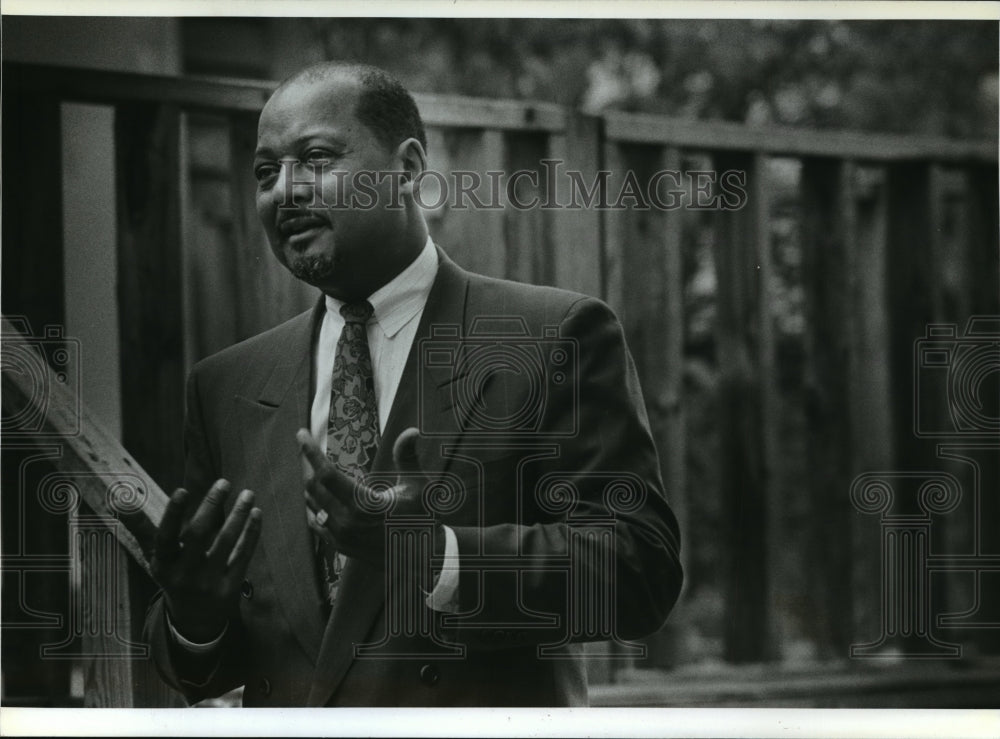 1990 Press Photo Robert L. Woodson spoke at a reception at Neighborhood house.-Historic Images