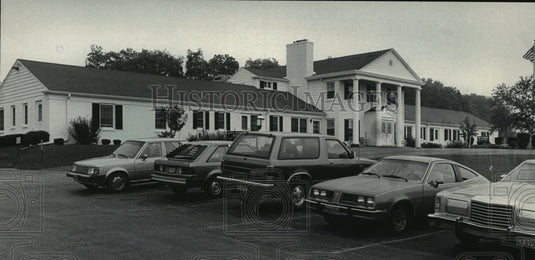 1985 Press Photo Blue Mound road business's in Milwaukee. - mja38758-Historic Images