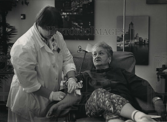 1992 Press Photo Dona L. Relacion getting her blood drawn - Historic Images