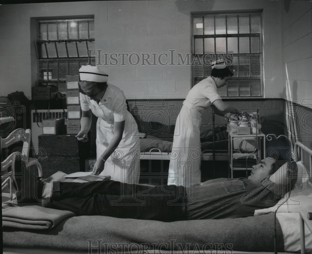 1954 Press Photo Ruth Halverson and Mildred Kennedy work inmate blood drive-Historic Images