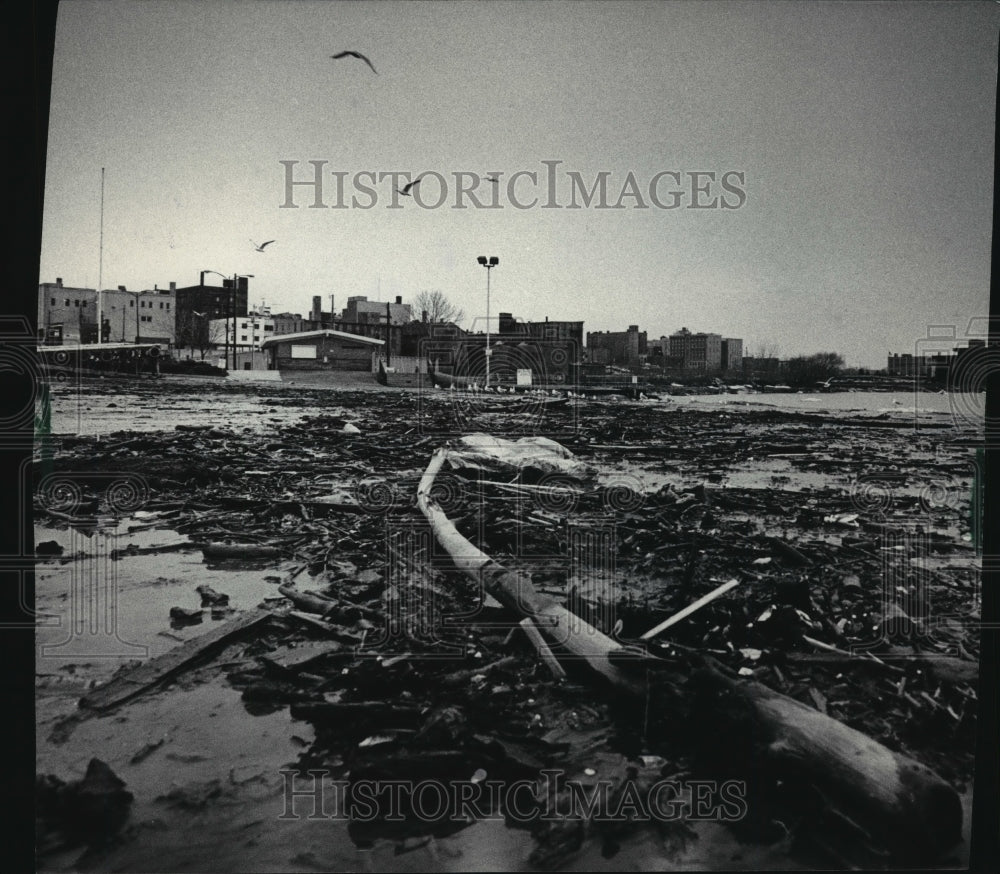 1986 Press Photo Lake Michigan Debris on Boat Launch Ramp in Racine Harbor - Historic Images