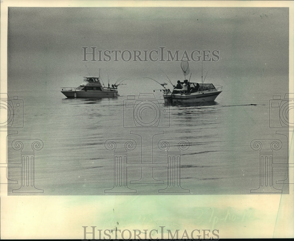1986 Press Photo Two Fishing Boats On Foggy Lake Michigan - mja38879-Historic Images