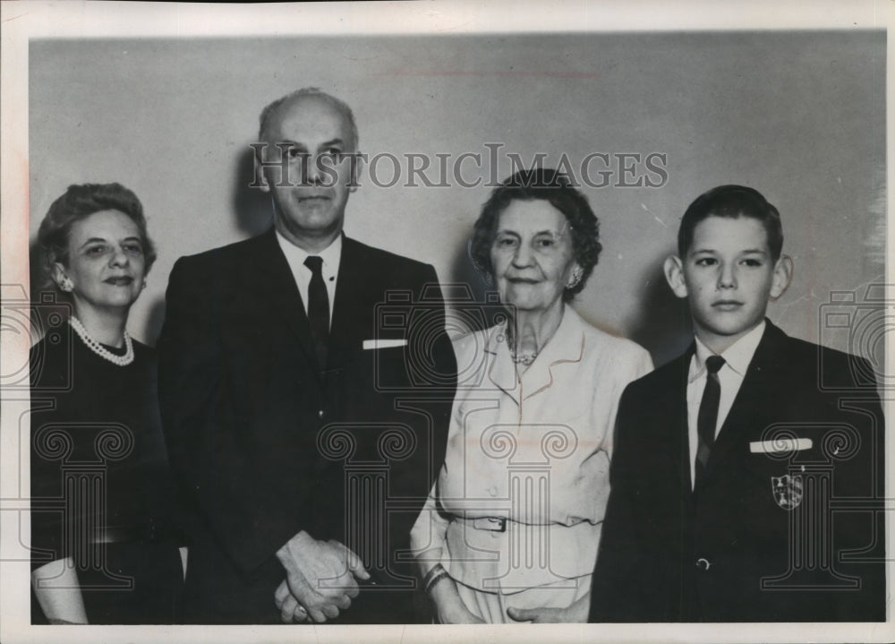 1996 Press Photo Wisconsin Supreme Court Justice Bruce Beilfuss And Family-Historic Images