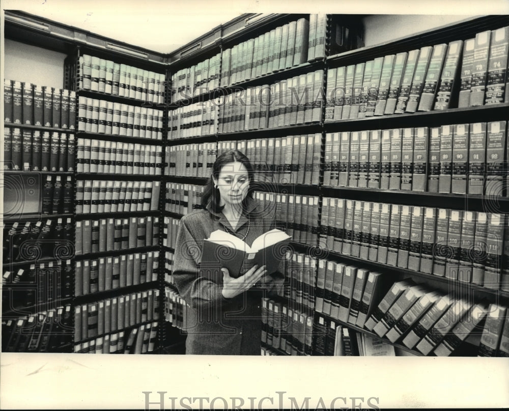 1987 Press Photo State Law Librarian Marcia Koslov checks Wisconsin Reports-Historic Images