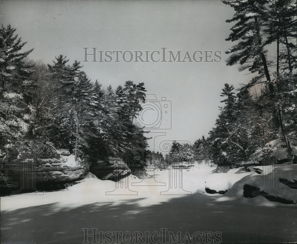 1952 Press Photo A River Frozen Over at the Wisconsin Dells - mja38946-Historic Images